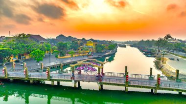 Hoi An, Vietnam - 17 Nisan 2024 Hoi An 'da inanılmaz bir gün batımı ya da gündoğumu. Vietnam 'da ünlü eski kasaba, UNESCO Dünya Mirası.