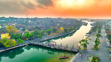 Hoi An, Vietnam - 17 Nisan 2024 Hoi An 'da inanılmaz bir gün batımı ya da gündoğumu. Vietnam 'da ünlü eski kasaba, UNESCO Dünya Mirası.