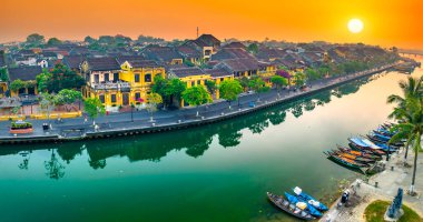 Hoi An, Vietnam - 17 Nisan 2024 Hoi An 'da inanılmaz bir gün batımı ya da gündoğumu. Vietnam 'da ünlü eski kasaba, UNESCO Dünya Mirası.