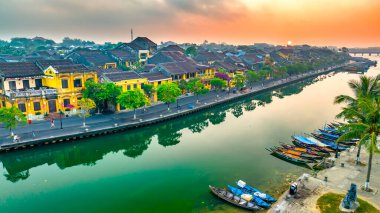 Hoi An, Vietnam - 17 Nisan 2024 Hoi An 'da inanılmaz bir gün batımı ya da gündoğumu. Vietnam 'da ünlü eski kasaba, UNESCO Dünya Mirası.