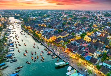 Hoi 'nin havadan görünüşü günbatımı gökyüzünde antik bir kasaba, UNESCO' nun dünya mirası, Quang Nam 'da. Vietnam. Hoi An, Vietnam 'ın en popüler yerlerinden biridir.