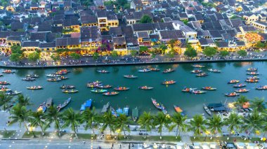 Hoi An, Vietnam - 17 Nisan 2024: Hoi An 'ın hava manzarası alacakaranlıkta veya gecede antik bir kasaba, burası bir UNESCO dünya mirası alanı. Hoi An, Vietnam 'ın en popüler yerlerinden biridir.