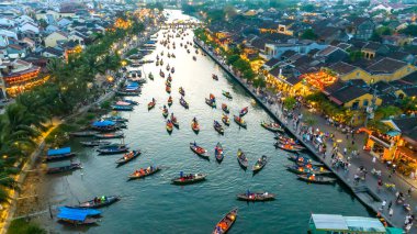 Hoi An, Vietnam - 17 Nisan 2024: Hoi An 'ın hava manzarası alacakaranlıkta veya gecede antik bir kasaba, burası bir UNESCO dünya mirası alanı. Hoi An, Vietnam 'ın en popüler yerlerinden biridir.