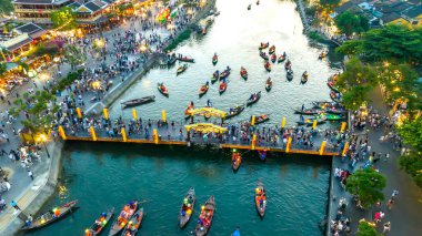 Hoi An, Vietnam - 17 Nisan 2024: Hoi An 'ın hava manzarası alacakaranlıkta veya gecede antik bir kasaba, burası bir UNESCO dünya mirası alanı. Hoi An, Vietnam 'ın en popüler yerlerinden biridir.