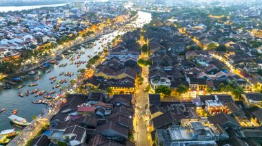 Hoi An, Vietnam - 17 Nisan 2024: Hoi An 'ın hava manzarası alacakaranlıkta veya gecede antik bir kasaba, burası bir UNESCO dünya mirası alanı. Hoi An, Vietnam 'ın en popüler yerlerinden biridir.