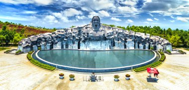 Quang Nam, Vietnam - 17 Nisan 2024: Mimari güzellik heykeli Vietnam 'ın en büyük kahramanı, bu Güneydoğu Asya' daki en büyük anıt 101 metre uzunluğunda Quang Nam, Viet Nam 'da 18m yüksekliğinde granitten yapılmıştır.