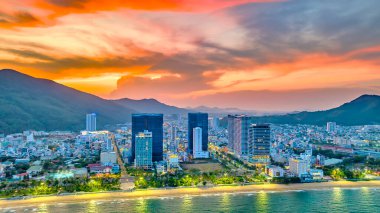 Quy Nhon, Vietnam - 18 Nisan 2024: Quy Nhon 'un kıyı kenti öğleden sonra güzel şehri ve temiz kumlu plajı ile birlikte Quy Nhon, Vietnam' da turistleri ziyaret etmeye cezbediyor.
