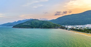 Quy Nhon, Vietnam - 18 Nisan 2024: Quy Nhon 'un kıyı kenti öğleden sonra güzel şehri ve temiz kumlu plajı ile birlikte Quy Nhon, Vietnam' da turistleri ziyaret etmeye cezbediyor.