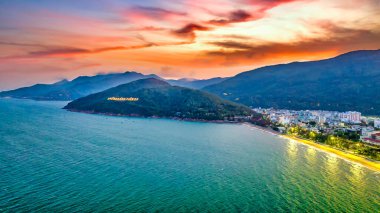 Quy Nhon, Vietnam - 18 Nisan 2024: Quy Nhon 'un kıyı kenti öğleden sonra güzel şehri ve temiz kumlu plajı ile birlikte Quy Nhon, Vietnam' da turistleri ziyaret etmeye cezbediyor.