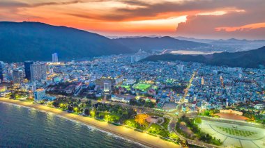 Quy Nhon, Vietnam - 18 Nisan 2024: Quy Nhon 'un kıyı kenti öğleden sonra güzel şehri ve temiz kumlu plajı ile birlikte Quy Nhon, Vietnam' da turistleri ziyaret etmeye cezbediyor.