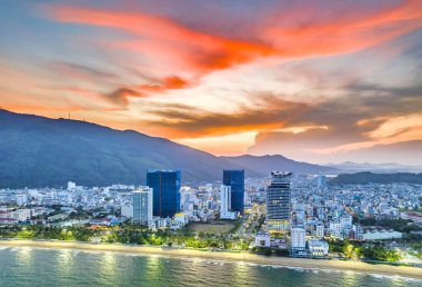 Quy Nhon, Vietnam - 18 Nisan 2024: Quy Nhon 'un kıyı kenti öğleden sonra güzel şehri ve temiz kumlu plajı ile birlikte Quy Nhon, Vietnam' da turistleri ziyaret etmeye cezbediyor.