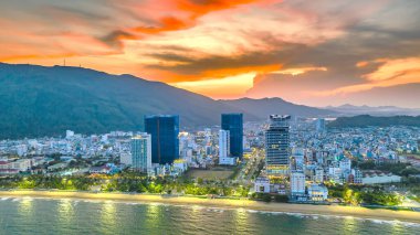 Quy Nhon, Vietnam - 18 Nisan 2024: Quy Nhon 'un kıyı kenti öğleden sonra güzel şehri ve temiz kumlu plajı ile birlikte Quy Nhon, Vietnam' da turistleri ziyaret etmeye cezbediyor.