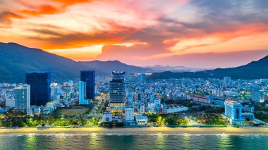Quy Nhon, Vietnam - 18 Nisan 2024: Quy Nhon 'un kıyı kenti öğleden sonra güzel şehri ve temiz kumlu plajı ile birlikte Quy Nhon, Vietnam' da turistleri ziyaret etmeye cezbediyor.