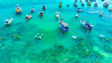 Balıkçı tekneleri Nhon Hai denizinde demirlemiş, Binh Dinh vilayeti, Vietnam. Yukarıdan görüntüle