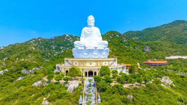 Dağın tepesindeki dev Buda heykelinin havadan görünüşü deniz manzarası Orta Vietnam 'a dua ederken iyi hava, balıkçılar için daha kolay balık tutmak için daha yumuşak deniz.