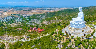 Dağın tepesindeki dev Buda heykelinin havadan görünüşü deniz manzarası Orta Vietnam 'a dua ederken iyi hava, balıkçılar için daha kolay balık tutmak için daha yumuşak deniz.