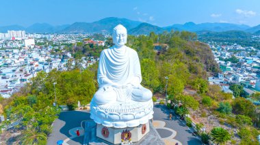 Nha Trang, Vietnam - 20 Nisan 2024: Long Son Pagoda 'da Buda heykeli yaz sabahı, Nha Trang, Vietnam' daki antik Budist ruhani tapınağı