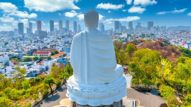 Nha Trang, Vietnam - 20 Nisan 2024: Long Son Pagoda 'da Buda heykeli yaz sabahı, Nha Trang, Vietnam' daki antik Budist ruhani tapınağı