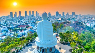 Nha Trang, Vietnam - 20 Nisan 2024: Long Son Pagoda 'da Buda heykeli yaz sabahı, Nha Trang, Vietnam' daki antik Budist ruhani tapınağı