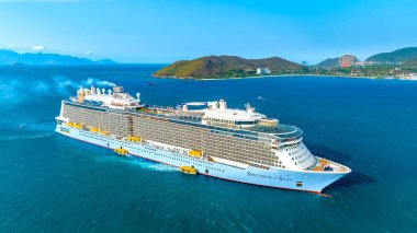 Nha Trang, Vietnam - 20 Nisan 2024: Asya 'nın en büyüğü olarak kabul edilen deniz yolcu gemisinin modern spektrumu Nha Trang Körfezi' ne ulaştı.
