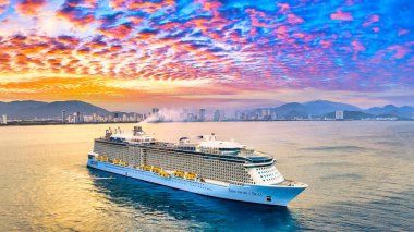 Nha Trang, Vietnam - 20 Nisan 2024: Asya 'nın en büyük lüks yolcu gemisinin hava manzarası gün batımında Nha Trang Körfezi' nde.