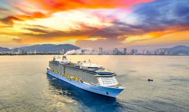 Nha Trang, Vietnam - 20 Nisan 2024: Asya 'nın en büyük lüks yolcu gemisinin hava manzarası gün batımında Nha Trang Körfezi' nde.