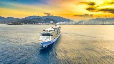 Nha Trang, Vietnam - 20 Nisan 2024: Asya 'nın en büyük lüks yolcu gemisinin hava manzarası gün batımında Nha Trang Körfezi' nde.