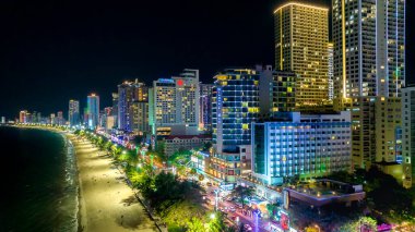 Nha Trang, Vietnam - 20 Nisan 2024: Nha Trang kıyı şehrinin havadan görünüşü gece yukarıdan görüldü. Burası Nha Trang, Vietnam 'da ünlü bir kültür turizmidir.