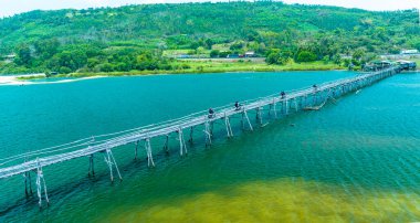 Bay Kaplan 'ın Phu Yen, Vietnam' daki tahta köprüsünün hava görüntüsü. Bu Vietnam 'daki en uzun tahta köprü.