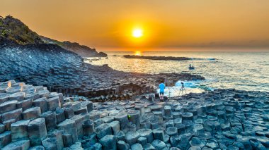 Phu Yen, Vietnam - 19 Nisan 2024: Giant 'ın Geçidi üzerindeki hava manzarası, turistleri ziyarete çeken bu yer UNESCO Dünya Mirası Alanı, Vietnam' ın güzel manzarası olarak bilinir.