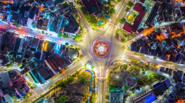 Nha Trang, Vietnam - 20 Nisan 2024: Nha Trang şehrinin gece hava görüntüsü. Burası Orta Vietnam 'da kültürel turizm için ünlü bir şehirdir.