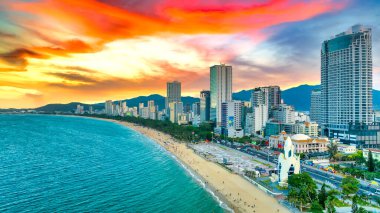 Nha Trang, Vietnam - 20 Nisan 2024: Güzel şehri ve temiz kumlu plajı ile birlikte kıyı kenti Nha Trang 'ın 20 Nisan 2024' te havadan görünüşü turistleri Nha Trang, Vietnam 'a davet ediyor.