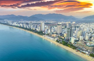 Nha Trang, Vietnam - 20 Nisan 2024: Güzel şehri ve temiz kumlu plajı ile birlikte kıyı kenti Nha Trang 'ın 20 Nisan 2024' te havadan görünüşü turistleri Nha Trang, Vietnam 'a davet ediyor.