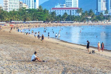 Nha Trang, Vietnam - 20 Nisan 2024: Sahil şehri Nha Trang, güzel kıyı şeridi. Burası Vietnam 'ın ortasında dinlenmek isteyen bir şehir.