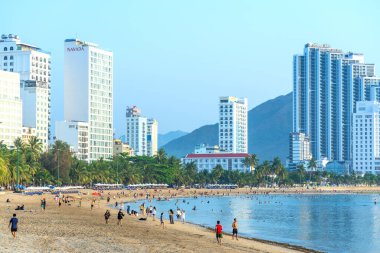Nha Trang, Vietnam - 20 Nisan 2024: Sahil şehri Nha Trang, güzel kıyı şeridi. Burası Vietnam 'ın ortasında dinlenmek isteyen bir şehir.