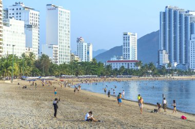 Nha Trang, Vietnam - 20 Nisan 2024: Sahil şehri Nha Trang, güzel kıyı şeridi. Burası Vietnam 'ın ortasında dinlenmek isteyen bir şehir.