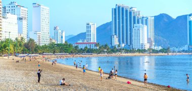 Nha Trang, Vietnam - 20 Nisan 2024: Sahil şehri Nha Trang, güzel kıyı şeridi. Burası Vietnam 'ın ortasında dinlenmek isteyen bir şehir.