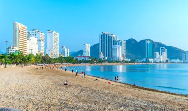 Nha Trang, Vietnam - 20 Nisan 2024: Sahil şehri Nha Trang, güzel kıyı şeridi. Burası Vietnam 'ın ortasında dinlenmek isteyen bir şehir.