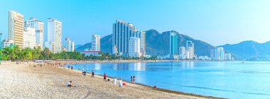 Nha Trang, Vietnam - 20 Nisan 2024: Sahil şehri Nha Trang, güzel kıyı şeridi. Burası Vietnam 'ın ortasında dinlenmek isteyen bir şehir.