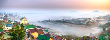 Da Lat, Vietnam - 24 Nisan 2024 Vadi 'deki sabah manzarası sisli ve güneşin doğuşu çok bulanık, çok güzel ve huzurlu.