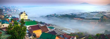 Da Lat, Vietnam - 24 Nisan 2024 Vadi 'deki sabah manzarası sisli ve güneşin doğuşu çok bulanık, çok güzel ve huzurlu.