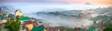 Da Lat, Vietnam - 24 Nisan 2024 Vadi 'deki sabah manzarası sisli ve güneşin doğuşu çok bulanık, çok güzel ve huzurlu.