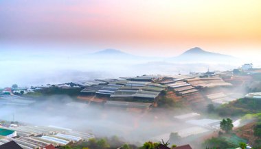 Da Lat, Vietnam - 24 Nisan 2024 Vadi 'deki sabah manzarası sisli ve güneşin doğuşu çok bulanık, çok güzel ve huzurlu.