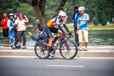 Da Lat, Vietnam - 24 Nisan 2024: İnanılmaz bisiklet yarışı, ulusal birleşme için spor etkinliği, miğfer takan sürücü, bisiklete yüksek hız, ruh ve Vietnamlı sürücüsü