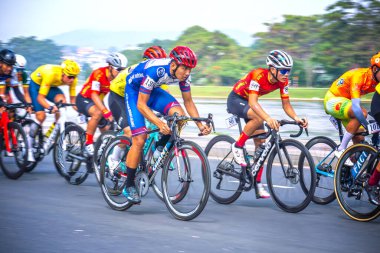 Da Lat, Vietnam - 24 Nisan 2024: İnanılmaz bisiklet yarışı, ulusal birleşme için spor etkinliği, miğfer takan sürücü, bisiklete yüksek hız, ruh ve Vietnamlı sürücüsü
