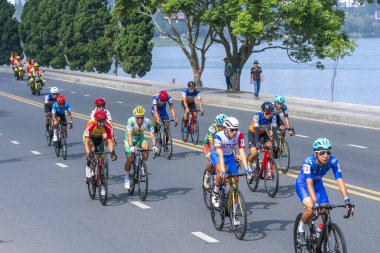 Da Lat, Vietnam - 24 Nisan 2024: İnanılmaz bisiklet yarışı, ulusal birleşme için spor etkinliği, miğfer takan sürücü, bisiklete yüksek hız, ruh ve Vietnamlı sürücüsü