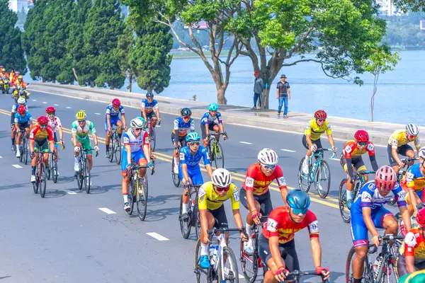 Da Lat, Vietnam - 24 Nisan 2024: İnanılmaz bisiklet yarışı, ulusal birleşme için spor etkinliği, miğfer takan sürücü, bisiklete yüksek hız, ruh ve Vietnamlı sürücüsü