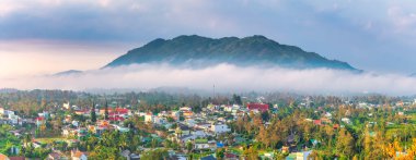 Sabahları, Bao Loc, Vietnam 'daki çiğ kaplı tepeler ve dağlarla birlikte manzara yaylası.