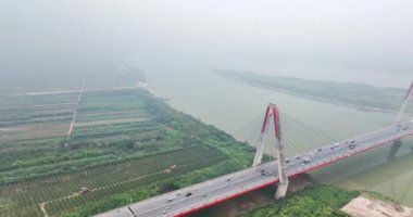 Hanoi şehrindeki Nhat Tan köprüsünün gökyüzü manzarası, Vietnam.