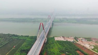 Hanoi şehrindeki Nhat Tan köprüsünün gökyüzü manzarası, Vietnam.
